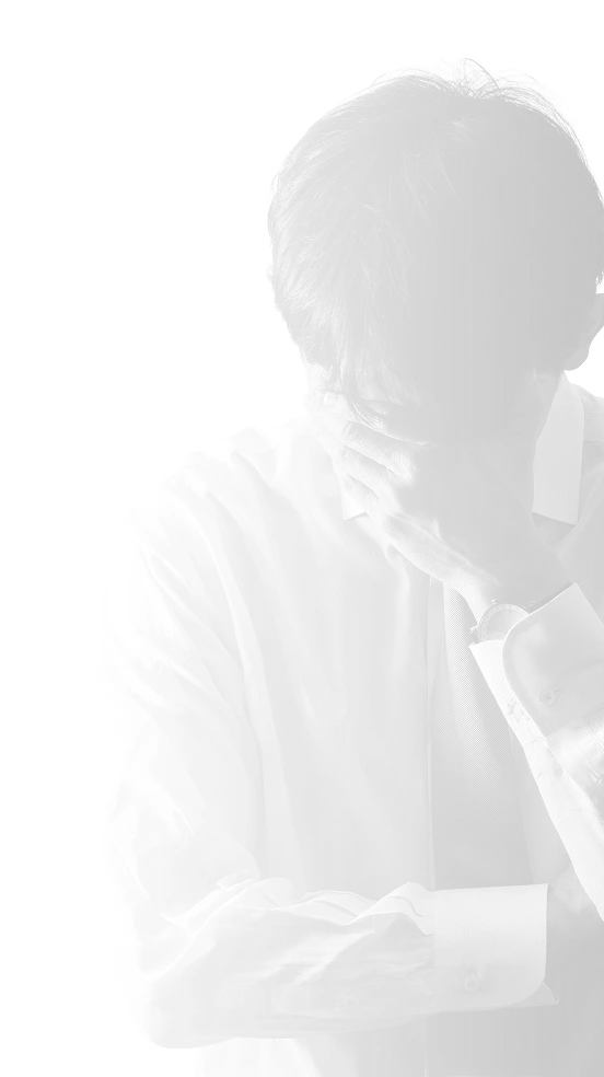 頭を抱えて悩む歯科医院の院長
