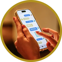 スマートフォンでSNSを見る手元