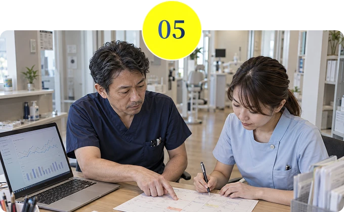 00：パソコンのデータを見ながら打ち合わせする歯科医師とスタッフ