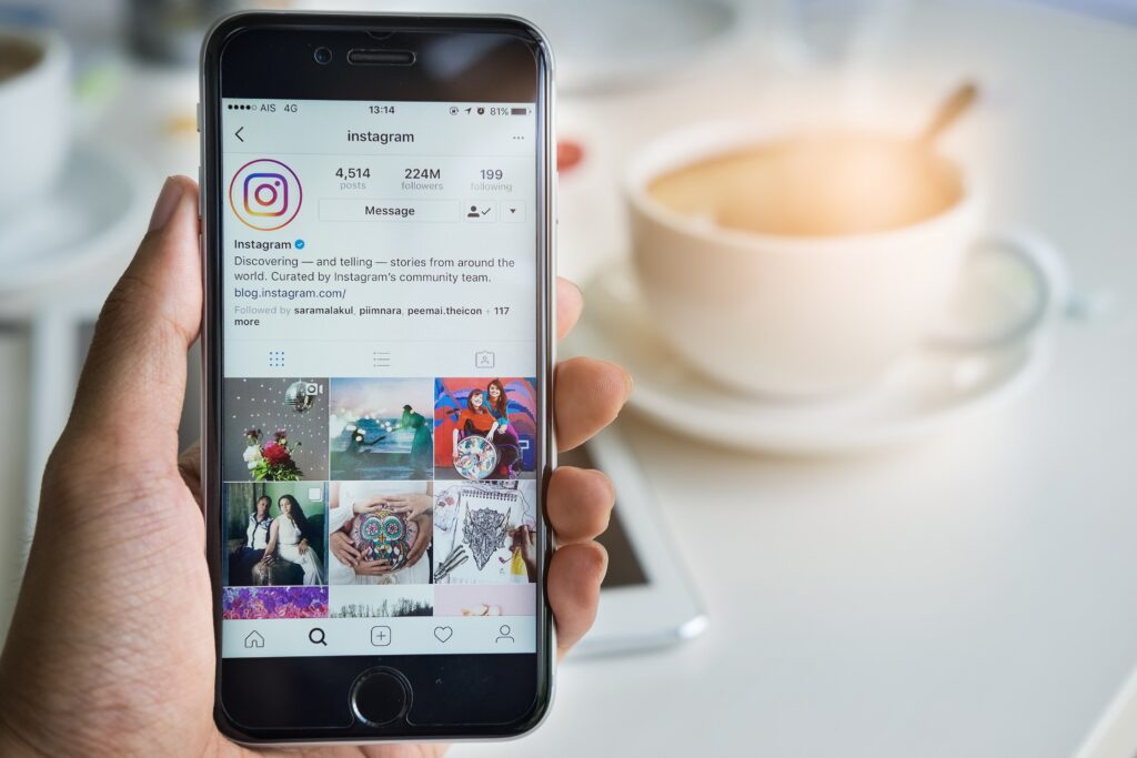 Instagramが表示されたスマートフォンとコーヒー