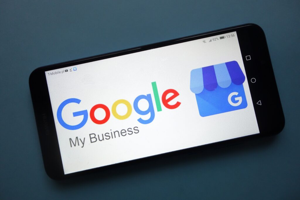 グーグルマイビジネスが表示されたスマートフォン