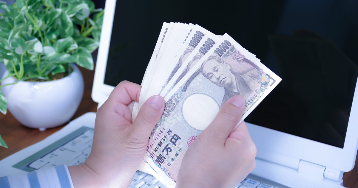 パソコンと日本円の紙幣