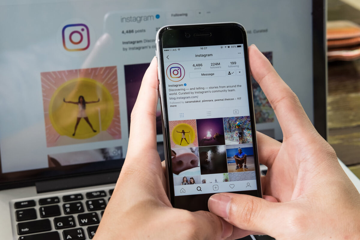 Instagramが表示されたパソコンとスマートフォン