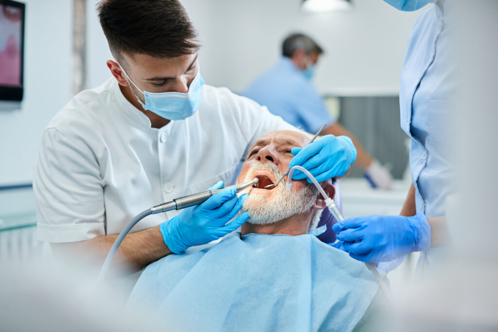 歯医者で検査中の男性