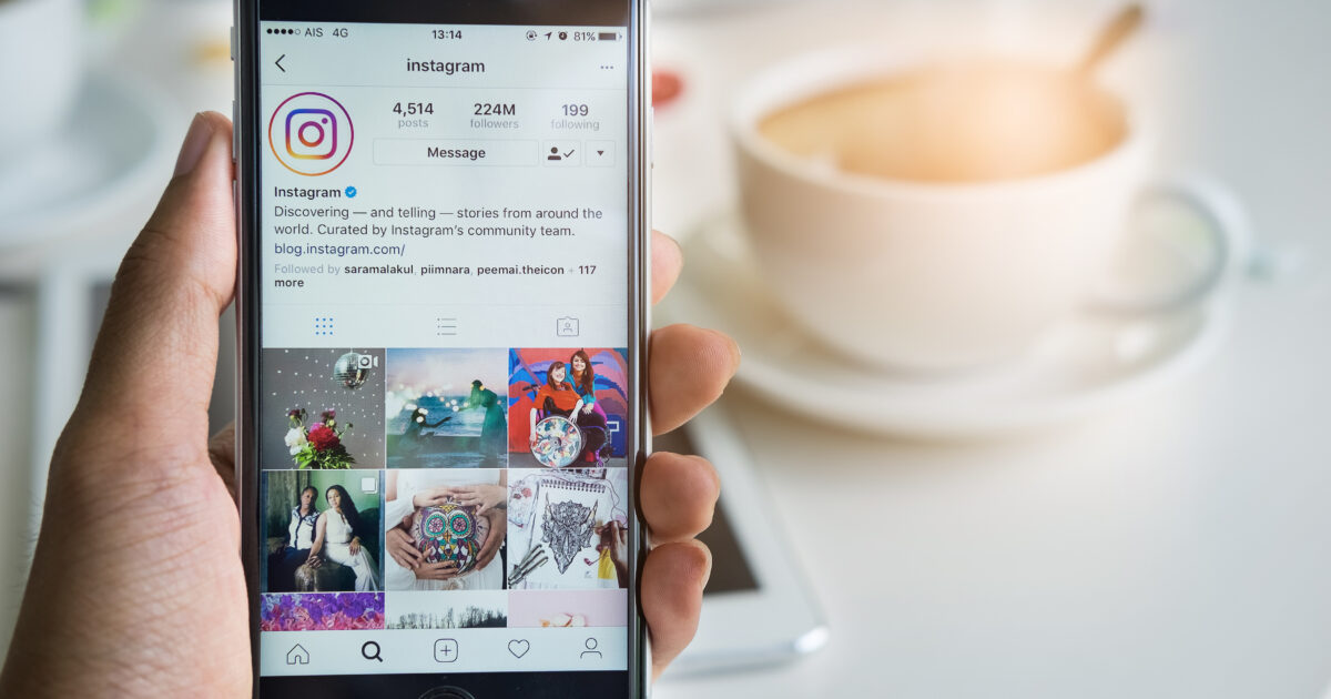 Instagramが表示されたスマートフォンとコーヒー