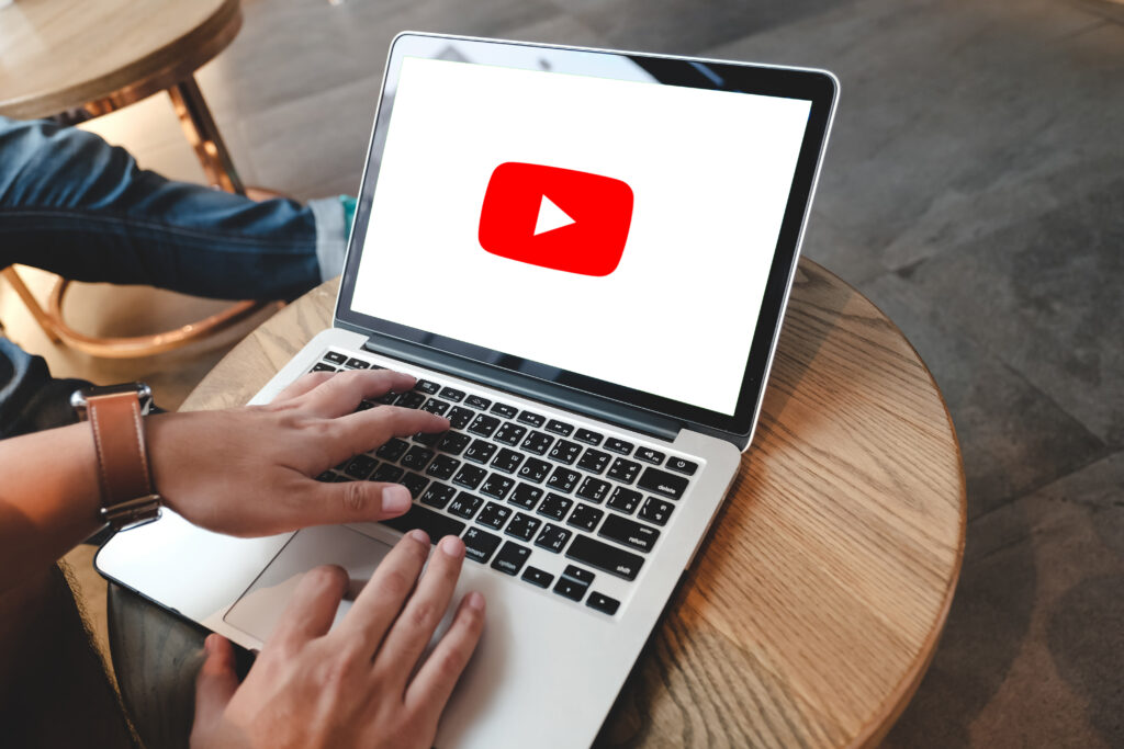 YouTubeが表示されたパソコン