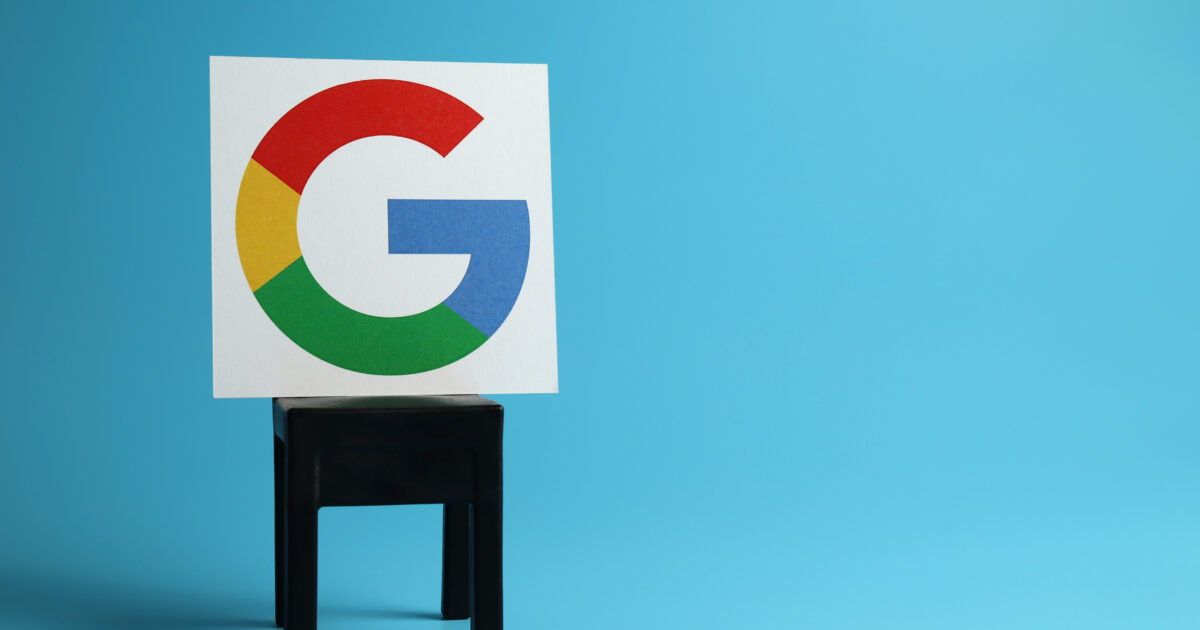 Googleのロゴが椅子に座っている